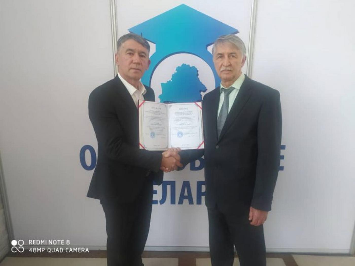 Заместитель проректора ГМИТ Умарджанов Абдусафо вручил В. П. Луговому диплом почетного профессора института